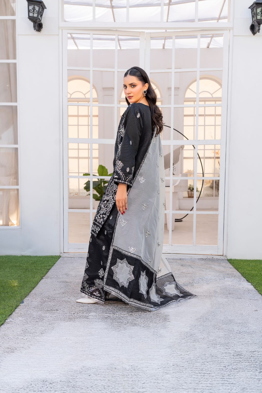 Sttiched Lining Organza With Clutch With Trouzer